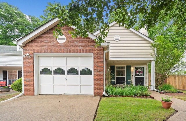 Charming Cottage + Loft: Home/Garage in Kennesaw