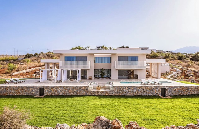 Villa Rayora Chania: Near to Beach/Private Heated Pool/Jacuzzi/Sea View