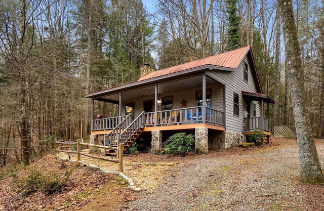 Charming Cabin Nestled in the Forest near the Toccoa River in Suches, Georgia