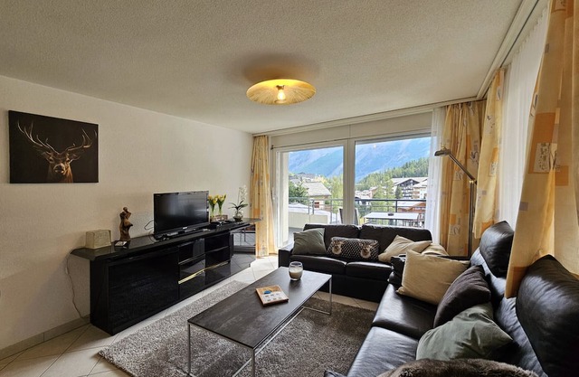 House Nicoletta, 4-room flat on 2nd floor in a prime location on the main road and slopes