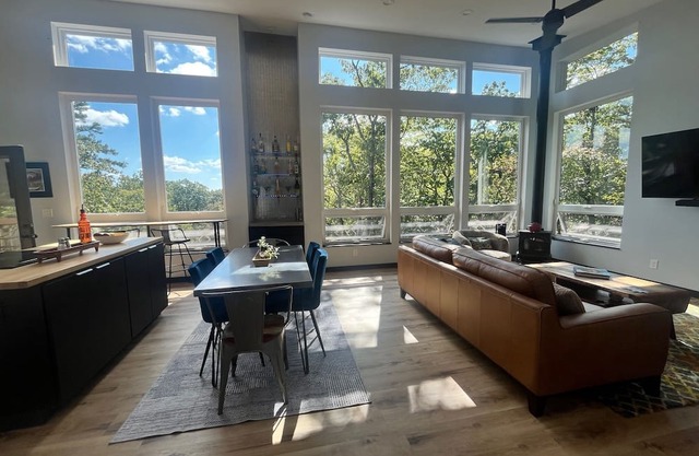 NEW! Book now for discounted rates! 10 1/2 private acres, views, hot tub, & more