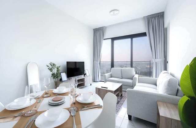 Stayshort - Jebel Ali Sleeps 2 with a Beautiful Swimming Pool!