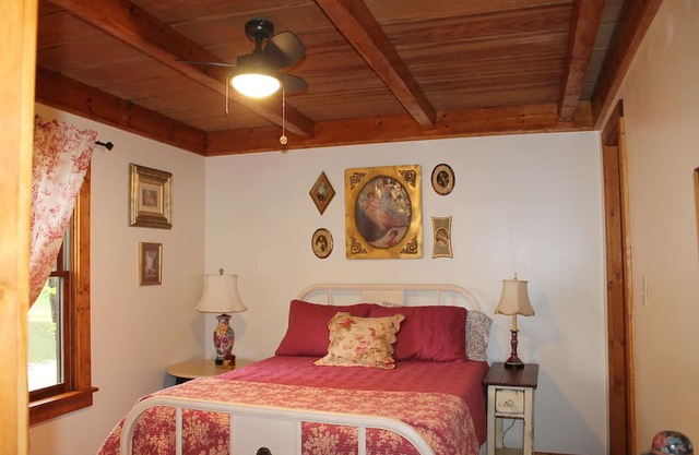 Charming 1-bedroom lakefront cabin in sweet and quiet Franklin Georgia