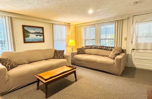 Bright, spacious getaway with full kitchen, furnished porch & WiFi - near trails