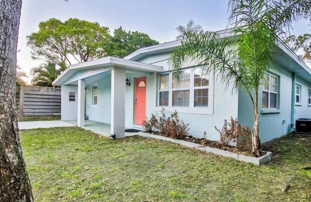 Coral Cottage | Large Private Backyard + Patio