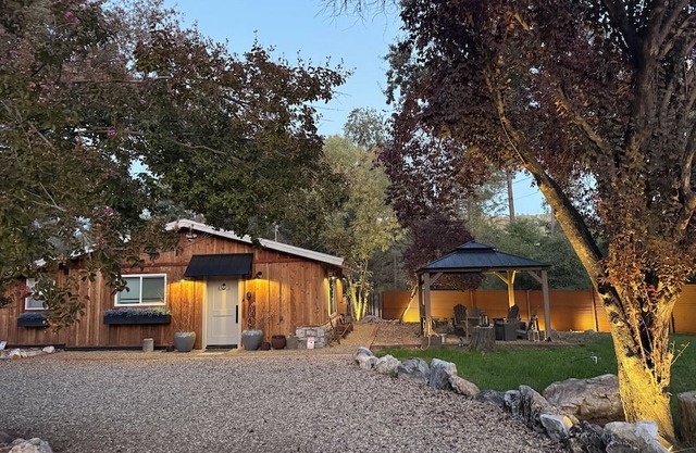 A 2 Bedroom 1 Bath Country Style Cottage just down the road from Murphys.