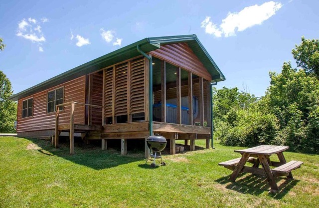 Fabulous Cabin with Hot-tub in Herod, Illinois