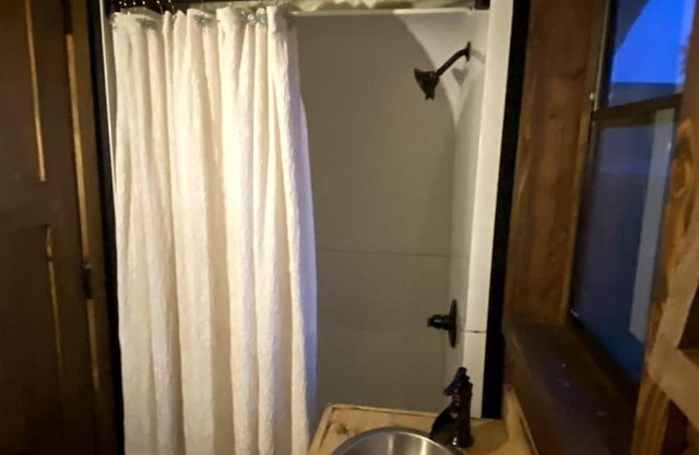 Memorable Vacation in 1800s-Style Covered Wagon in Glenwood, Iowa