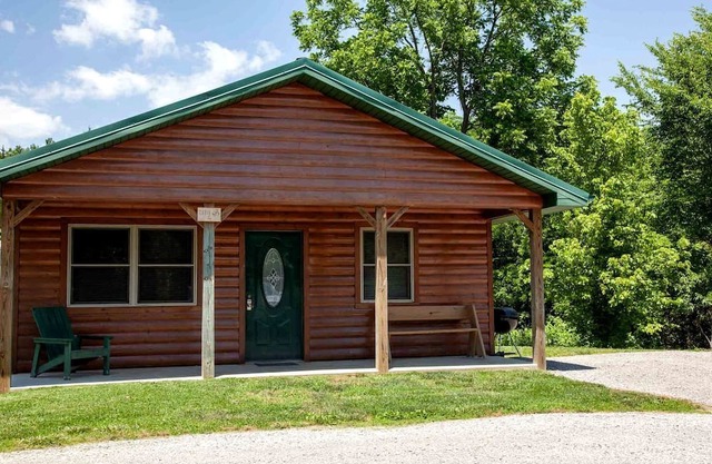 Pretty Cabin with Hot-tub in Herod, Illinois