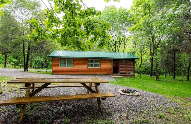 Sublime Cabin with Hot-tub and Fire Pit in Herold, Illinois