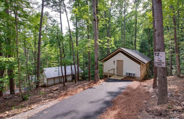 Beautiful Tented Cabin Surrounded by Nature and Hot-tub Provided in Scottsboro, Alabama