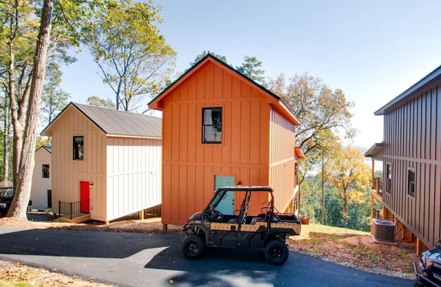 Pet-Friendly Cabin Ideal for Families with Jacuzzi and Lake Views in Alabama