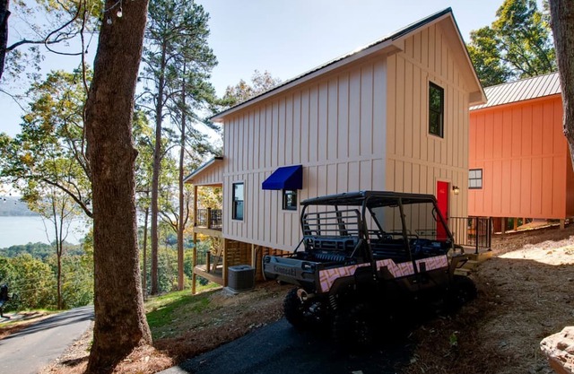 Charming Lake Cabin Retreat with Deck and Hot-Tub in Alabama