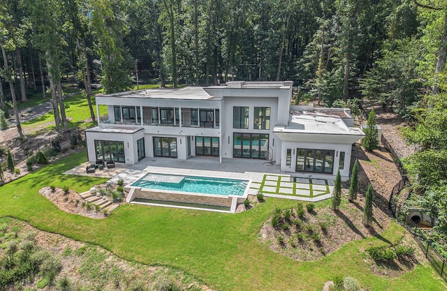 THE LUXE LAKESIDE RETREAT