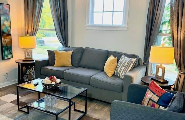 Sleeps 12!, Near downtown, Tremont, and the Zoo!