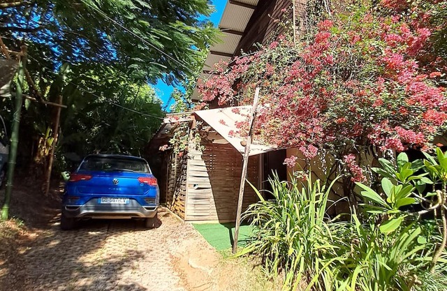 Studio close to Bourda beach, in a quiet, leafy setting.