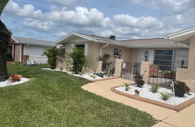 Charming 2-bedroom pool house in perfect Port Richey with AC