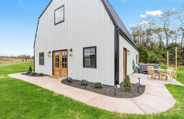 New & Modern Barn House 1 BR + BIG Loft w/Queen Sleeper Sofa on 3 serene acres