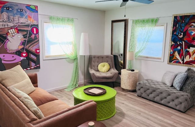 Charming 3 Bedroom, Newly Renovated Home Near the Columbus Airport. Full Gym.