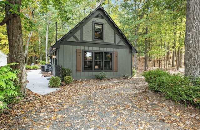 Whispering Oaks - storybook 2 bedroom, 1 bath cottage in Pentwater