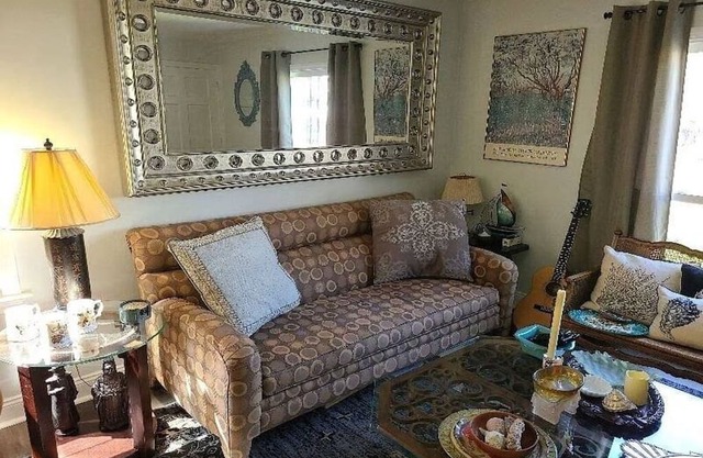 Cozy townhome in a Great Location in West Akron