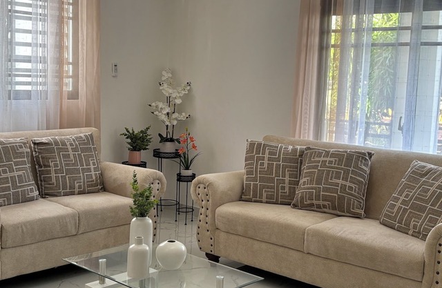 Enchanting 3-bedroom house with AC in Santo Domingo, 25 minutes from airport.