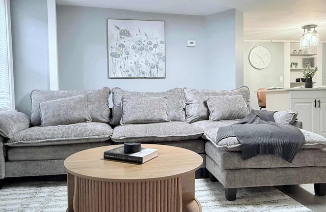 Contemporary Apartment- Prime Location to MBTA