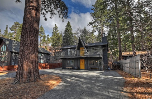 Hot Tub, Firepit, EV Charging, Hiking Trail Access from Backyard!