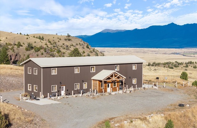 Elk Suite at Caspari Lodge: Epic Paradise Valley Views