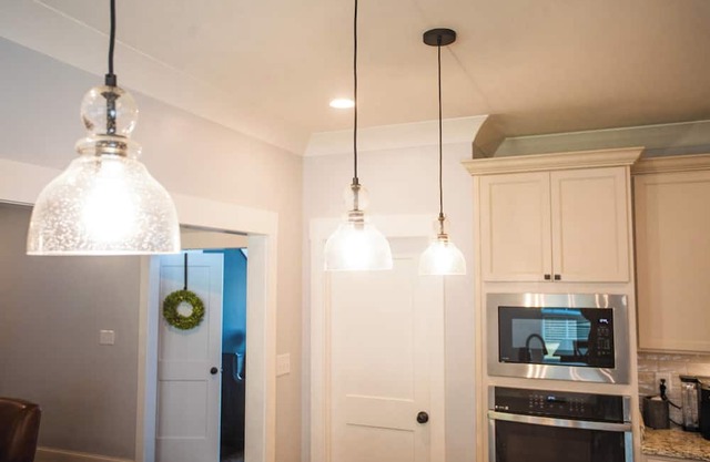 Mountain View Retreat, Sleeps 10, Luxe 3BR+ Near Downtown HSV