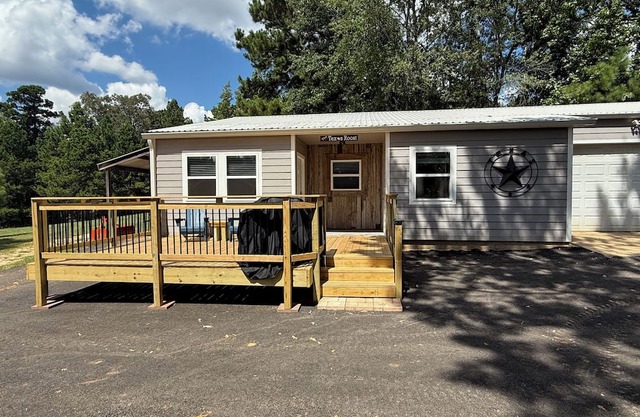 The Texas Roost - 1-bedroom country guest house 7.4 miles to Kilgore College.