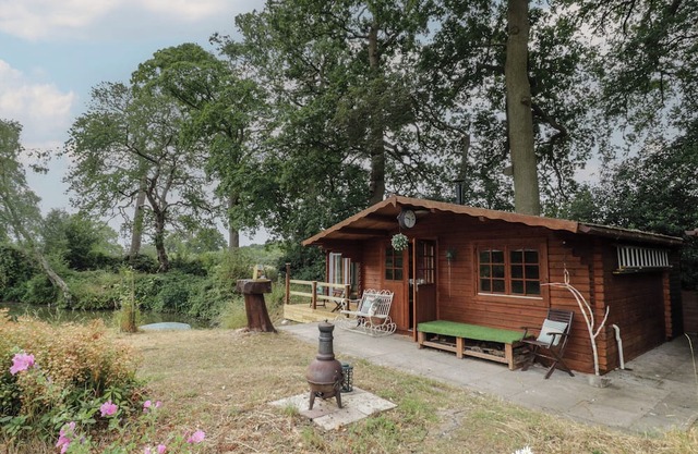 CARPS WELL LODGE, pet friendly, character holiday cottage in Shrewley
