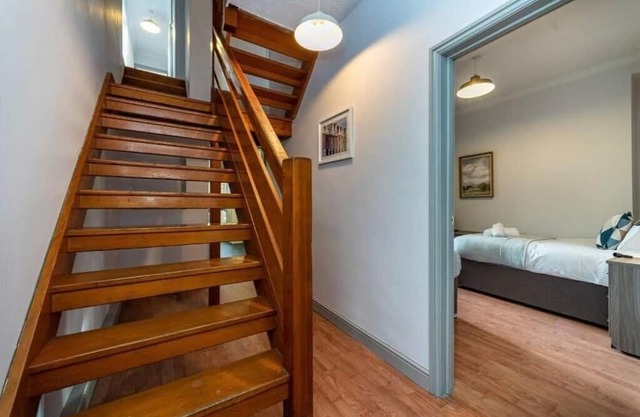 5 Bedrooms, Off Road Parking, Courtyard