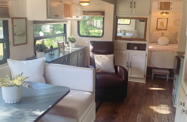 Charming Renovated RV Tiny Home Retreat in Pomona Park