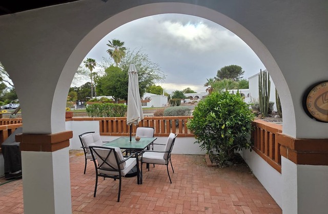 POOL in front, Washer/Dryer and Patio w Grill - Walk to Farmer's Market.