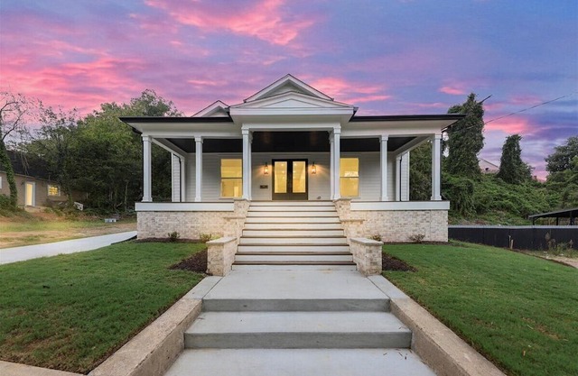 Historic 4-bedroom, 3.5- bathroom; located in downtown Rome