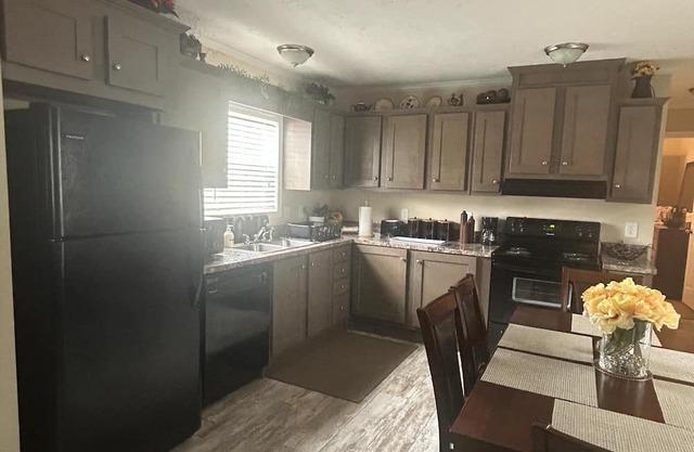 3-bedroom mobile home in peaceful Florence with AC, WiFi