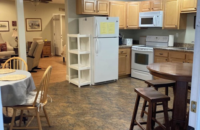 Charming 1-bedroom apartment in welcoming Vine Grove with WiFi, AC ; sleeps 4.