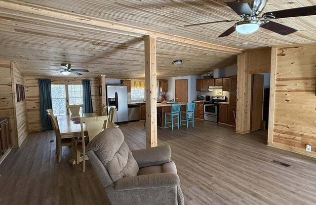 Spacious 5-bedroom house Short Distance from Brushy MTN & Windrock Trails