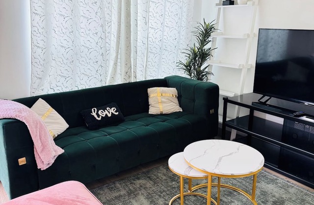 Charming 2-bedroom house with WiFi, AC in Manteca