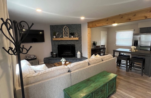 4-Bedroom 2-Bath House Walking Distance to Eureka College