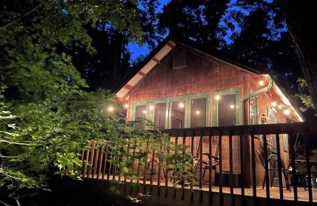 Magic Cabin: The perfect woodland escape located in the heart of Chapel Hill.