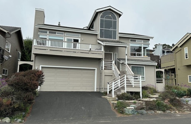 Ocean Deck View! Spacious 5-bedroom with King Suites in Beach walk Cambria!