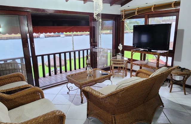 Apartment with spectacular views right on the sand in Bracuhy condominium. Angra dos Reis