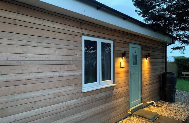 Y Caban-The Cabin-1 Bed-Sleeps 2-Parking-Fast Wifi