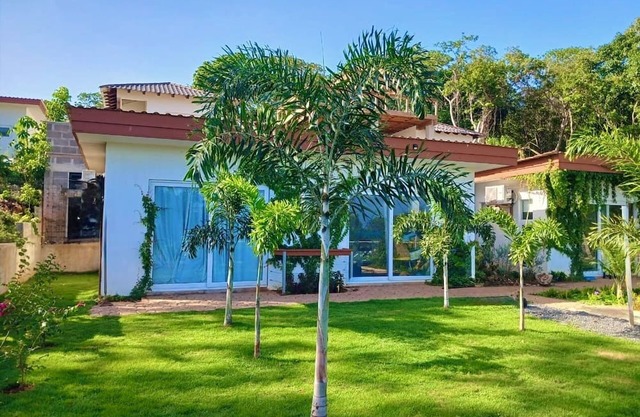 Cozy 1-bedroom garden bungalow with AC, WiFi & pool in charming Utila