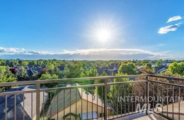 Spacious & Modern ~ Free E-Bikes ~ Pet-Friendly ~ Prime East End Location