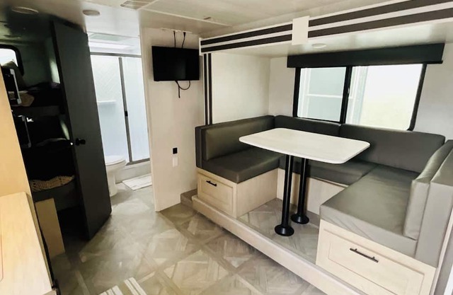 RV in Marvelous Brentwood with AC, WiFi, toiletries