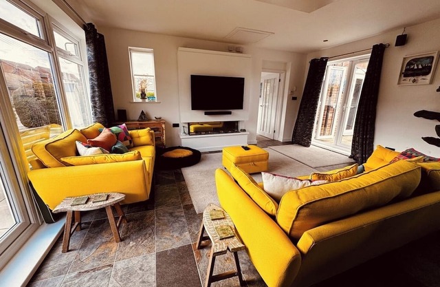 Lowestoft 2-Bed Bungalow with Hot Tub and Spa Pool