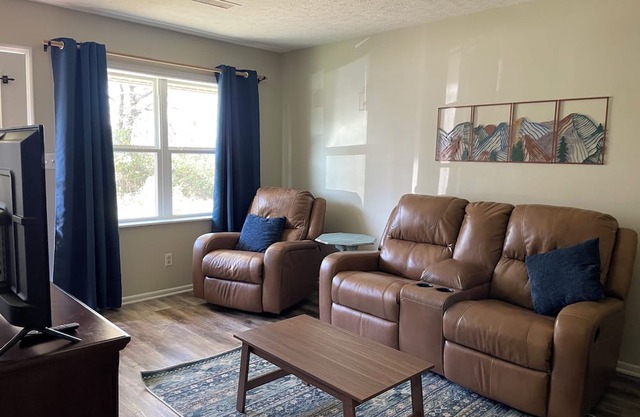 Charming 2-bedroom apartment near sports complex Madisonville